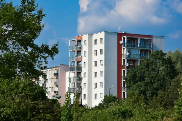 Bloki mieszkalne otoczone drzewami