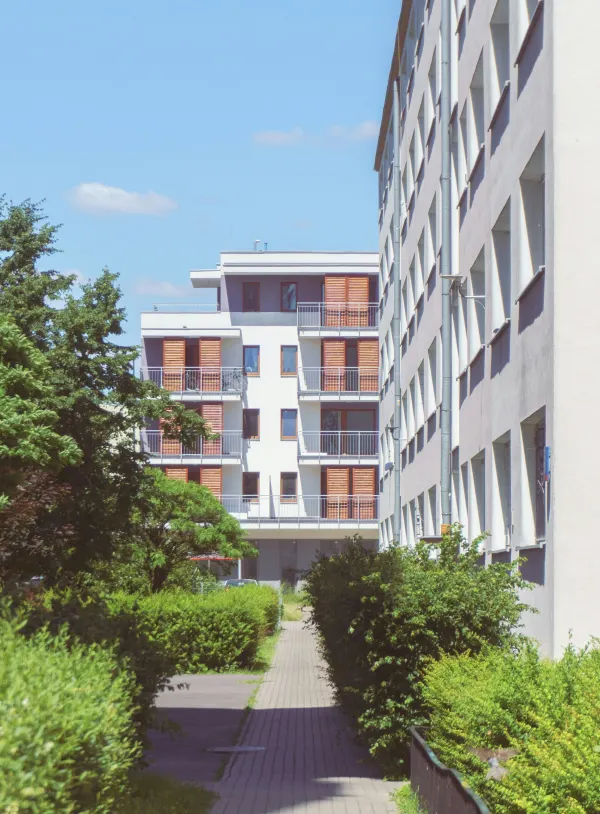 Osiedle z zielenią przy budynkach